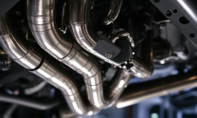 Custom roestvrijstalen uitlaatsysteem onder een auto